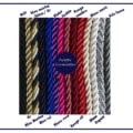 Une variété de cordons colorés, parfaits pour les accessoires, avec des étiquettes en français, notamment noir, bleu, violet, rouge, or, argent et rose. Idéal pour les passionnés d'équitation à Lyon qui recherchent à la fois style et praticité.