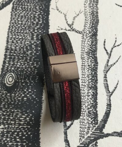 bracelet cuir grainé manchette gris bordeaux paillettes rouges