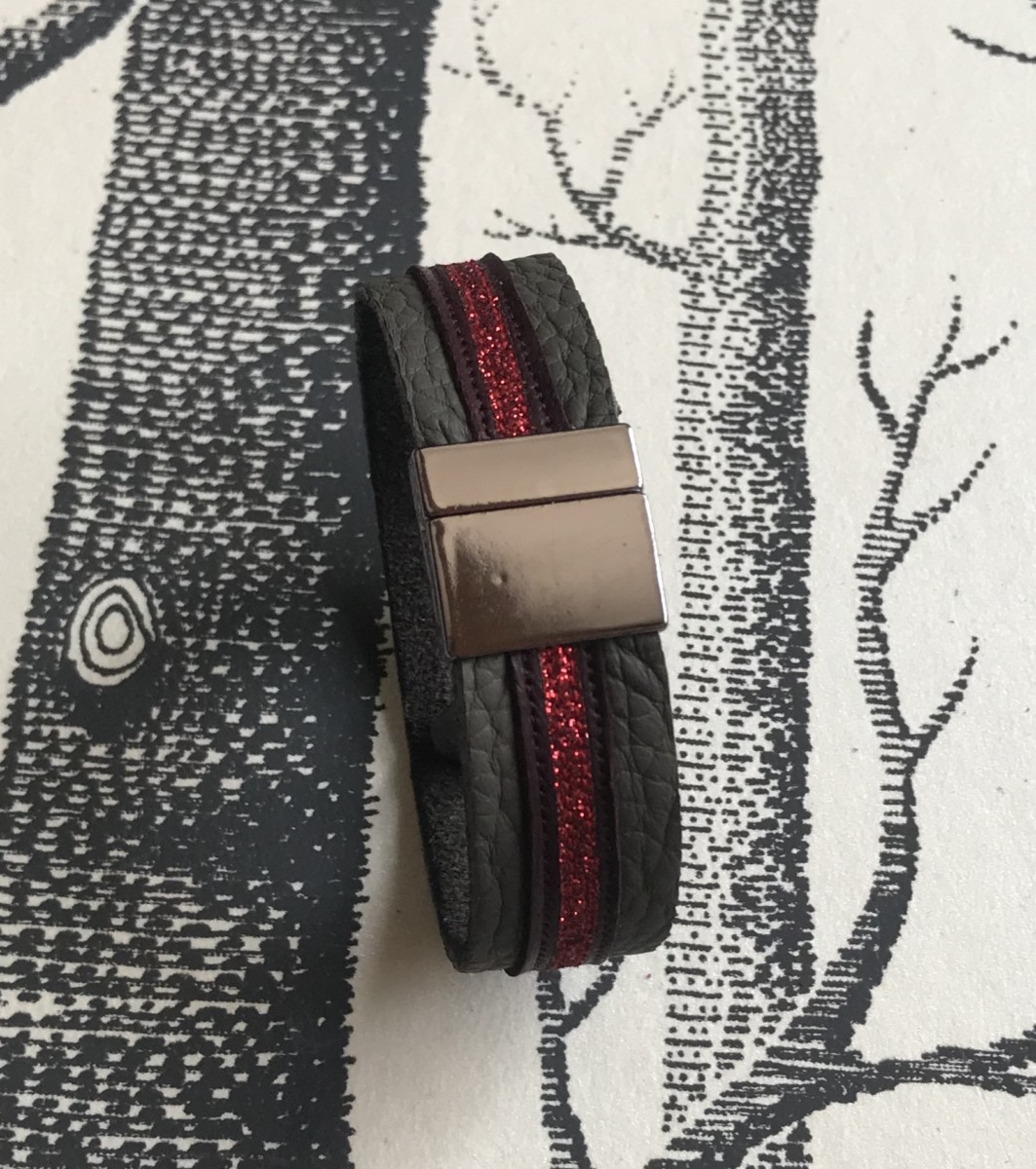 bracelet cuir grainé manchette gris bordeaux paillettes rouges
