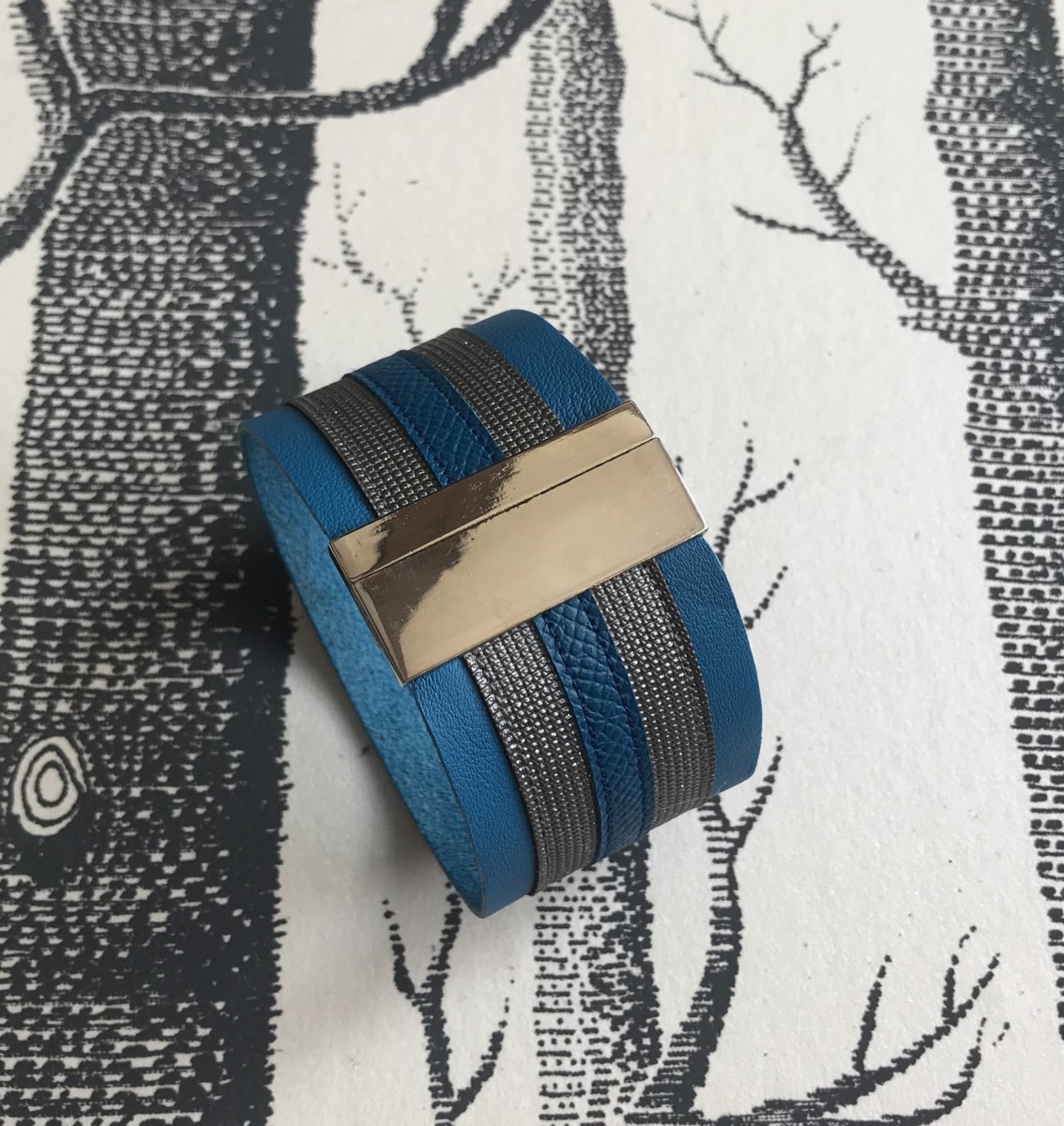 bracelet cuir grainé manchette large bleu ciel paillettes grises bleu vif