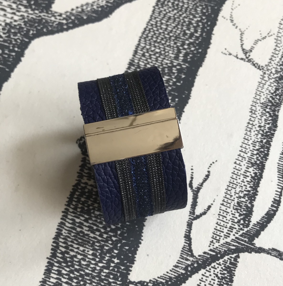 bracelet cuir grainé manchette large bleu marine paillettes bleu nuit grises