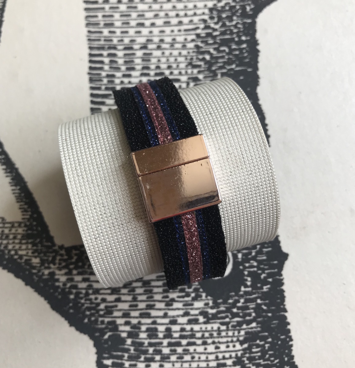 bracelet cuir manchette paillettes noires bleu marine rose