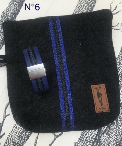 trousse feutre de laine galon paillettes noires bleu roi bracelet cuir bleu