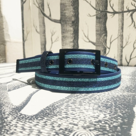 ceinture biothane bleu fonce a paillettes bleu givre bleu nuit roulée