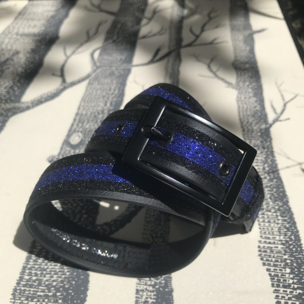 ceinture biothane noir a paillettes noires bleues détail