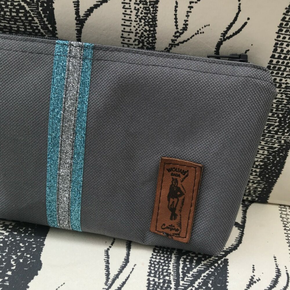 pochette de ceinture pour téléphone équitation grise paillettes bleu givré gris détail