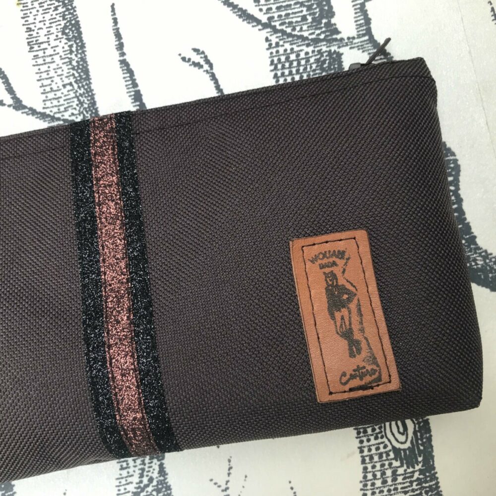 pochette de ceinture pour téléphone équitation marron paillettes noires chocolat détail