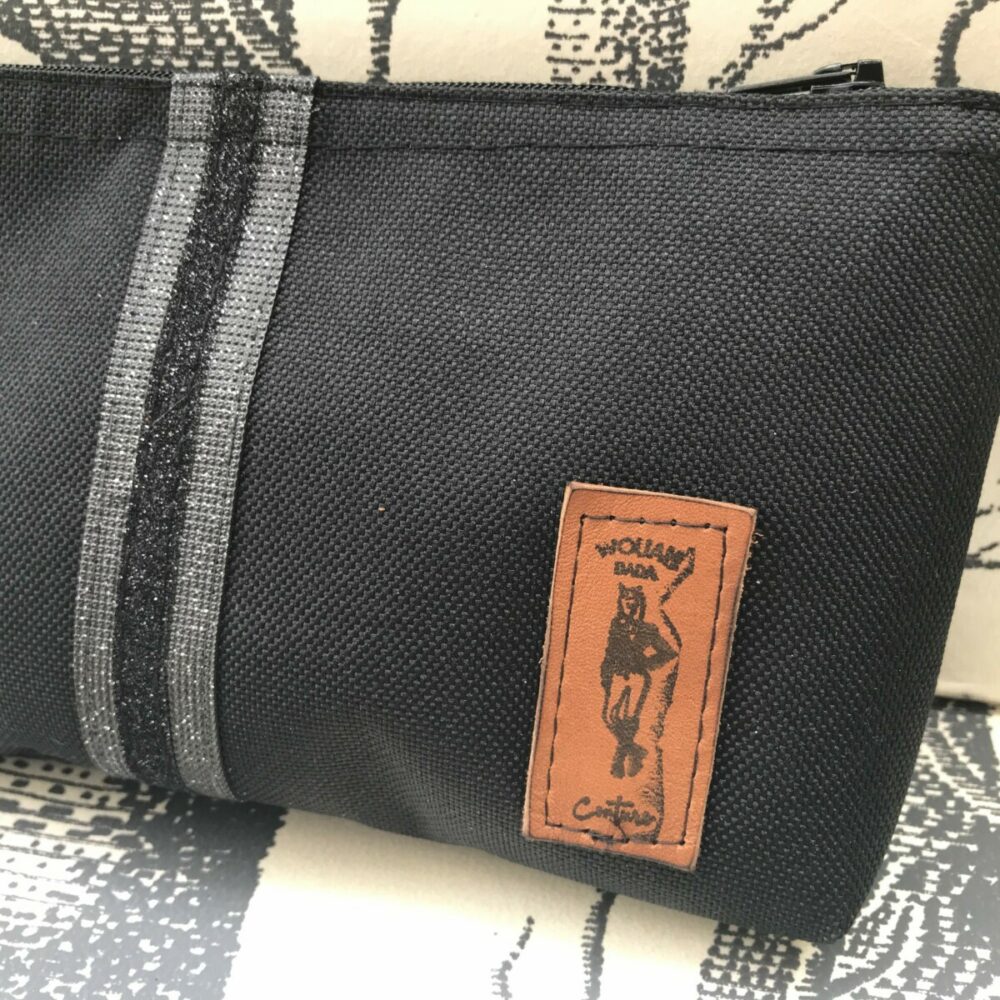pochette de ceinture pour téléphone équitation noire similicuir gris swaro paillettes noires détail