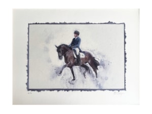 Une personne en tenue d'équitation avec des housses monte un cheval noir, tous deux en mouvement, sur un fond blanc avec une bordure rugueuse.