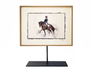 Tableau encadré d'un personnage à cheval, présenté sur un support noir sur fond blanc, complété par d'élégantes housses pour une présentation raffinée.